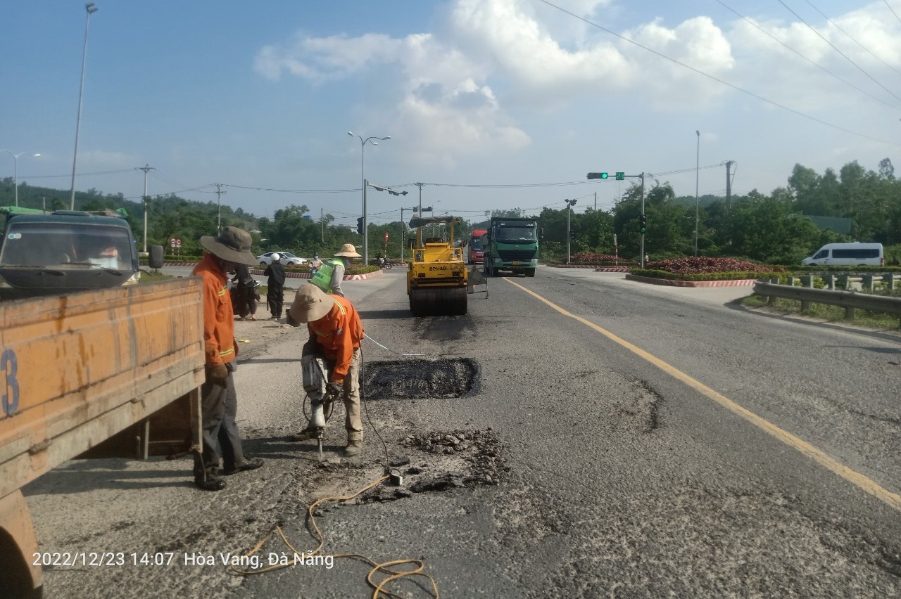 Khắc phục hư hỏng mặt đường tuyến Túy Loan-hầm đường bộ Hải Vân - Ảnh 7.