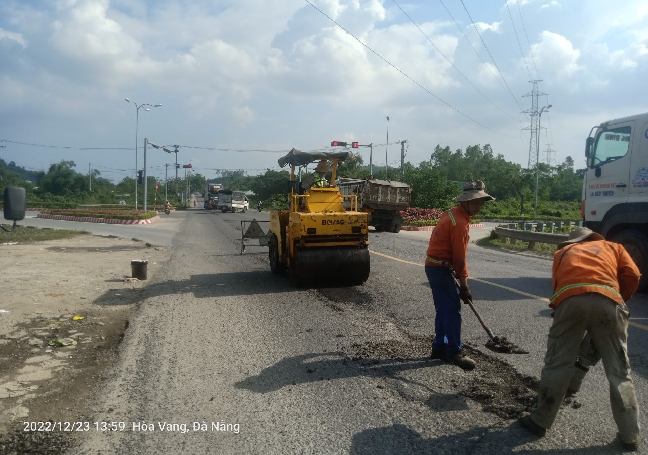 Khắc phục hư hỏng mặt đường tuyến Túy Loan-hầm đường bộ Hải Vân - Ảnh 5.