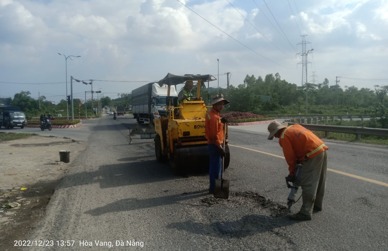 Khắc phục hư hỏng mặt đường tuyến Túy Loan-hầm đường bộ Hải Vân - Ảnh 4.