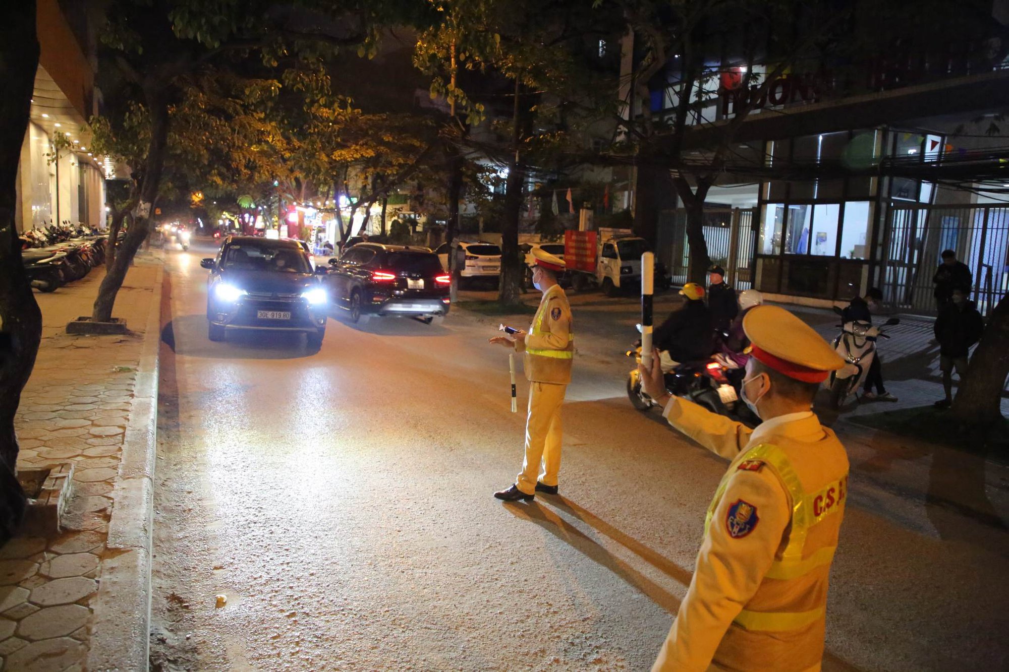 Sẵn sàng đảm bảo an ninh trật tự, chống đua xe đêm Noel ở Hà Nội - Ảnh 1.