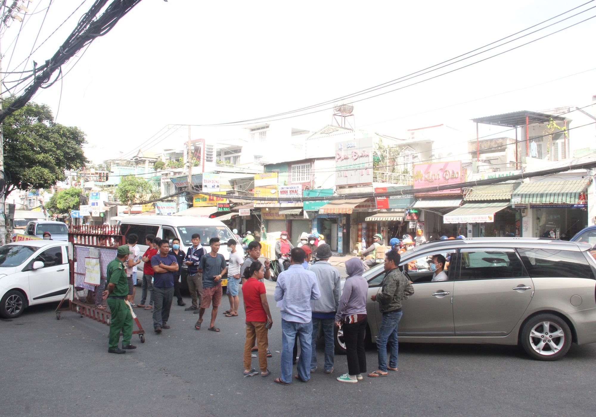 TP.HCM: Tài xế đi 3 ngày vẫn chưa đăng kiểm được phương tiện - Ảnh 5. TP.HCM: Tài xế đi 3 ngày vẫn chưa đăng kiểm được phương tiện - Ảnh 5.