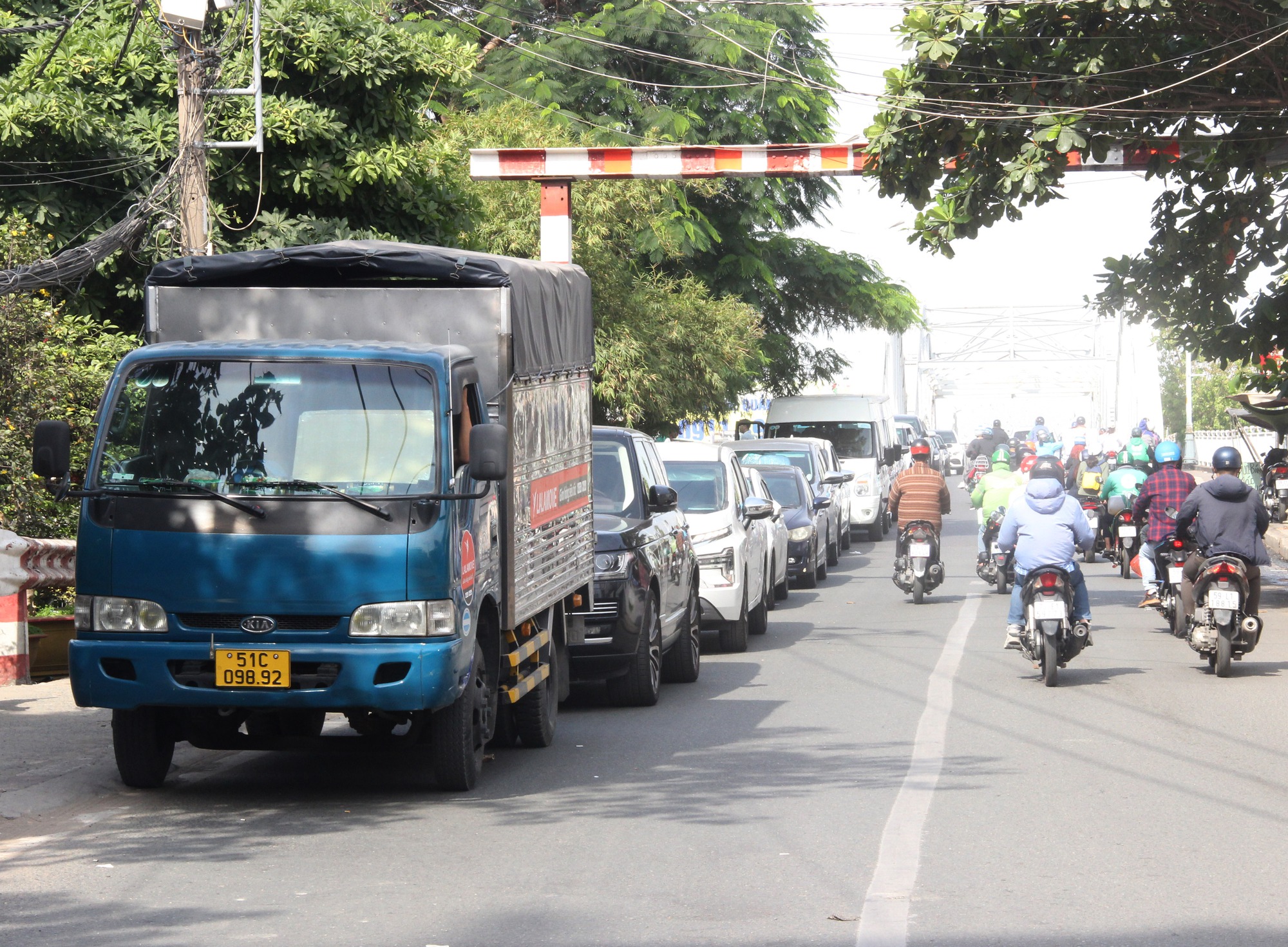 TP.HCM: Tài xế đi 3 ngày vẫn chưa đăng kiểm được phương tiện - Ảnh 2. TP.HCM: Tài xế đi 3 ngày vẫn chưa đăng kiểm được phương tiện - Ảnh 2.
