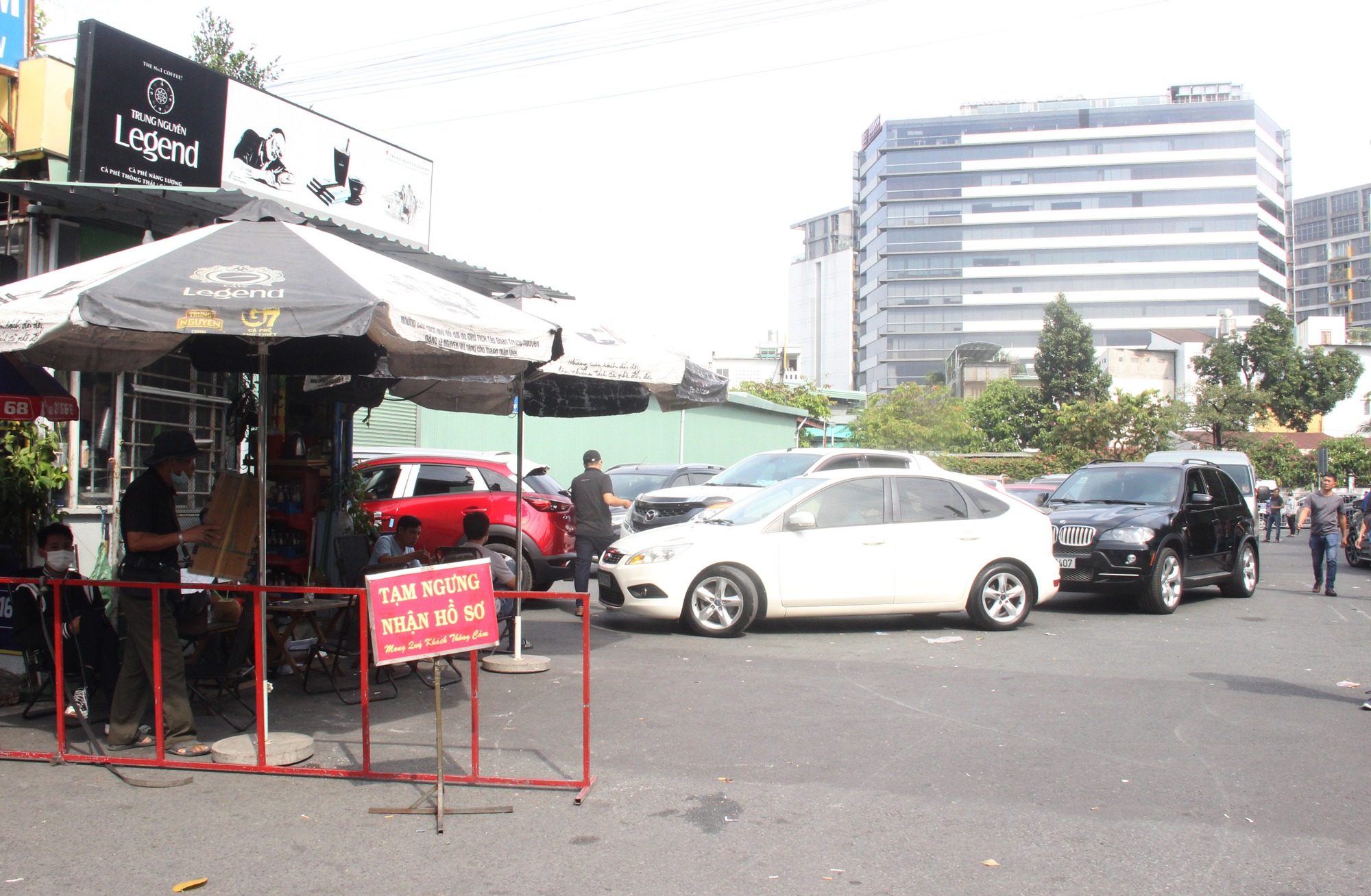 TP.HCM: Tài xế đi 3 ngày vẫn chưa đăng kiểm được phương tiện - Ảnh 7. TP.HCM: Tài xế đi 3 ngày vẫn chưa đăng kiểm được phương tiện - Ảnh 7.