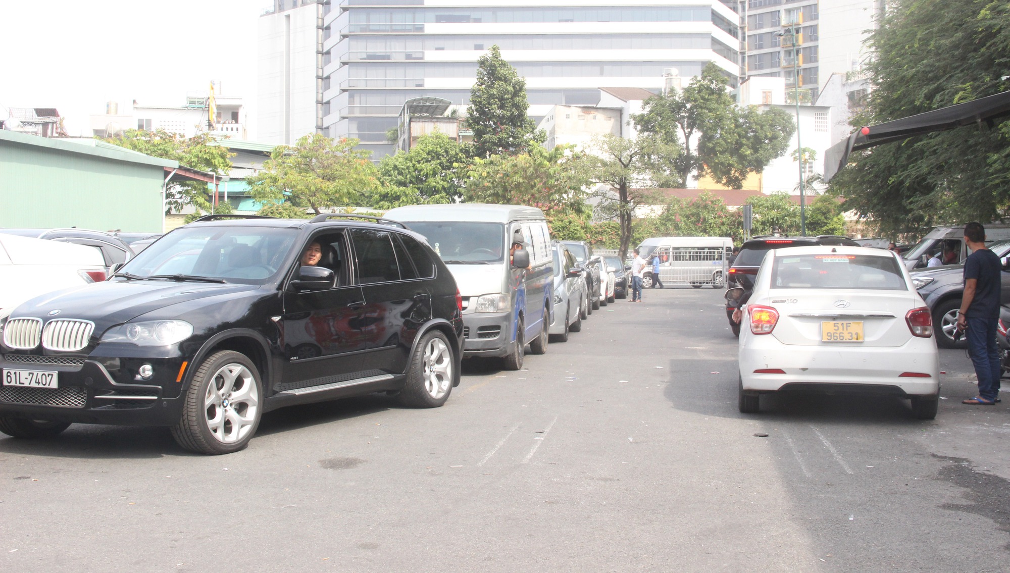 TP.HCM: Tài xế đi 3 ngày vẫn chưa đăng kiểm được phương tiện - Ảnh 8. TP.HCM: Tài xế đi 3 ngày vẫn chưa đăng kiểm được phương tiện - Ảnh 8.