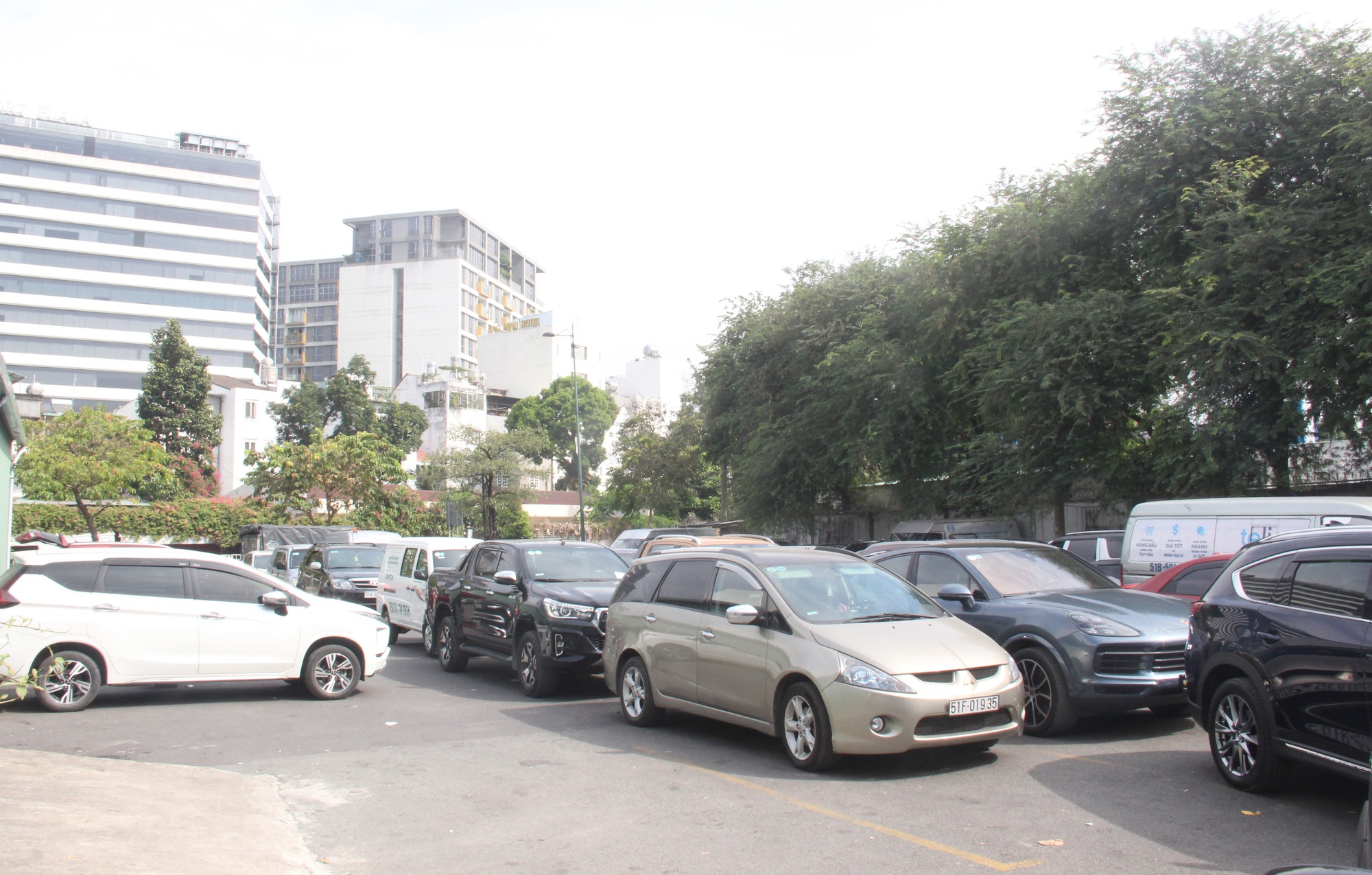 TP.HCM: Tài xế đi 3 ngày vẫn chưa đăng kiểm được phương tiện - Ảnh 9. TP.HCM: Tài xế đi 3 ngày vẫn chưa đăng kiểm được phương tiện - Ảnh 9.