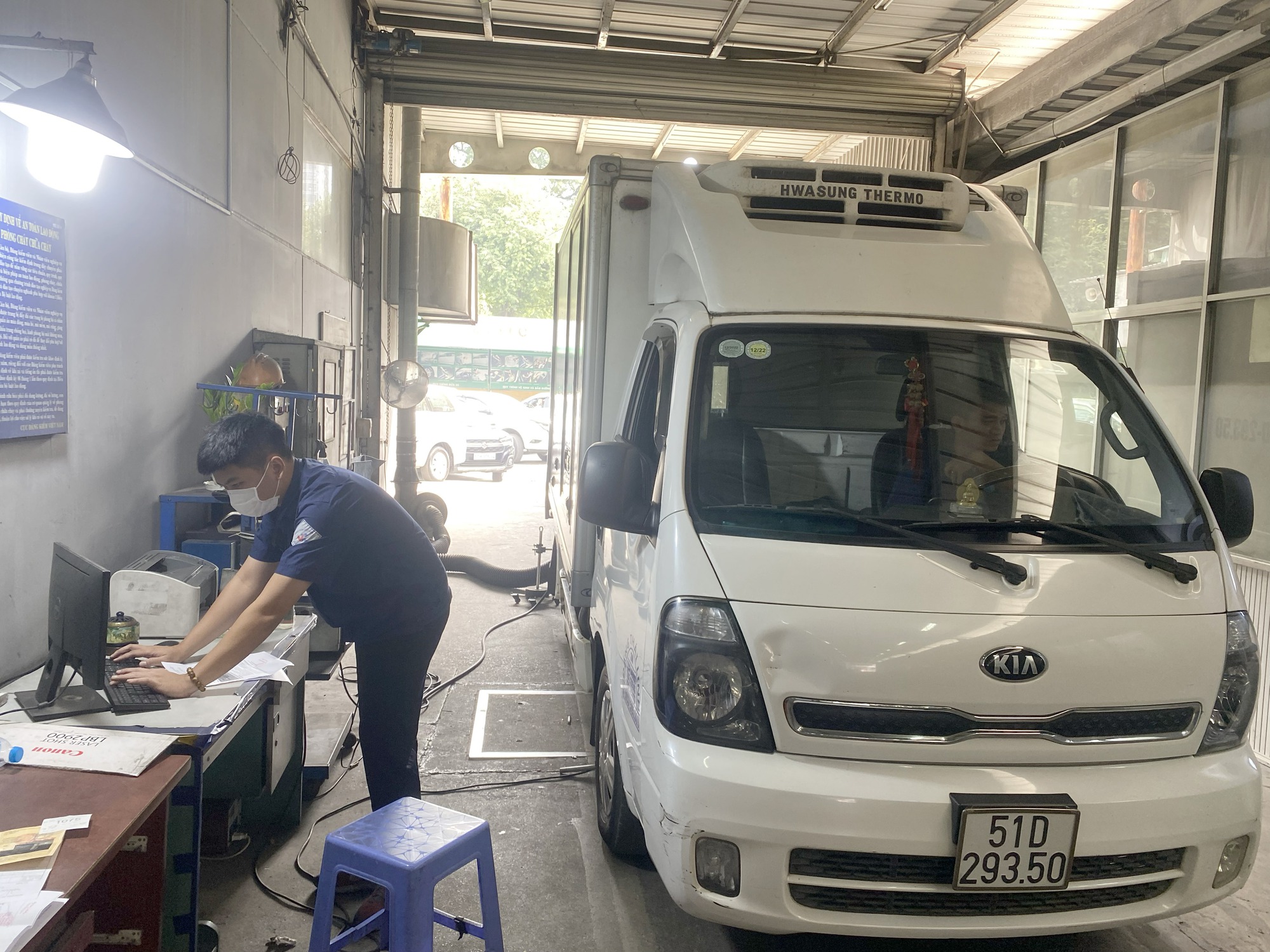 TP.HCM: Tài xế đi 3 ngày vẫn chưa đăng kiểm được phương tiện - Ảnh 10. TP.HCM: Tài xế đi 3 ngày vẫn chưa đăng kiểm được phương tiện - Ảnh 10.