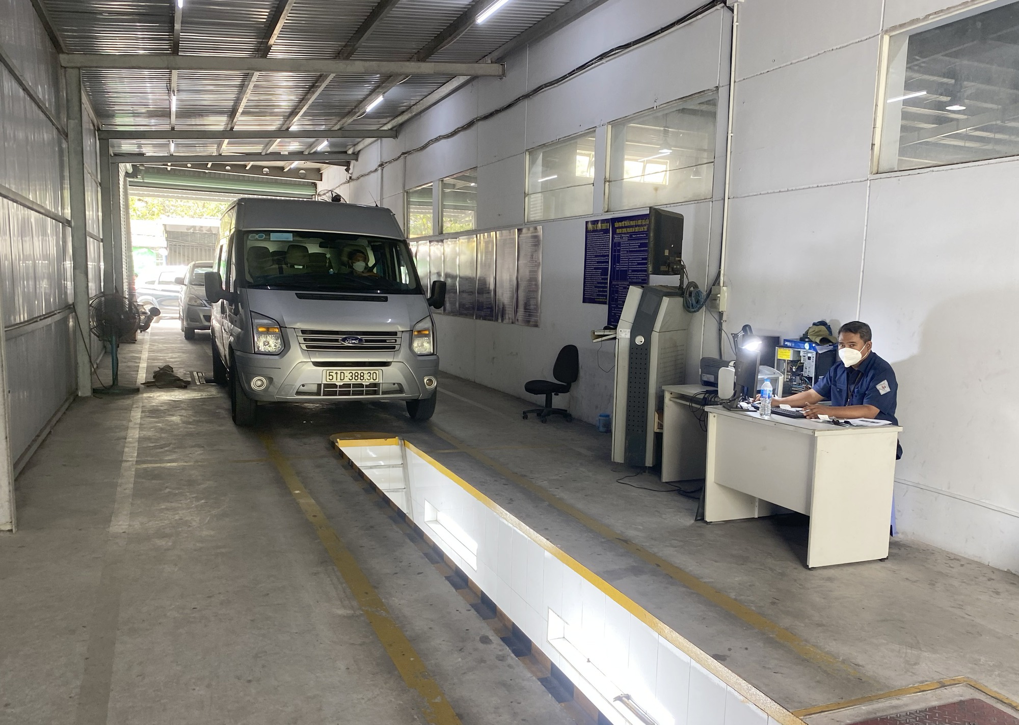 TP.HCM: Tài xế đi 3 ngày vẫn chưa đăng kiểm được phương tiện - Ảnh 11. TP.HCM: Tài xế đi 3 ngày vẫn chưa đăng kiểm được phương tiện - Ảnh 11.