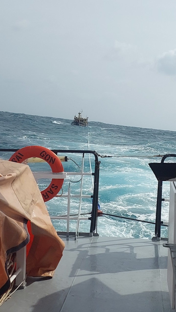 Hành trình xuyên đêm, vượt sóng lớn cứu 6 ngư dân trên tàu cá trôi dạt - Ảnh 3. Hành trình xuyên đêm, vượt sóng lớn cứu 6 ngư dân trên tàu cá trôi dạt - Ảnh 3.