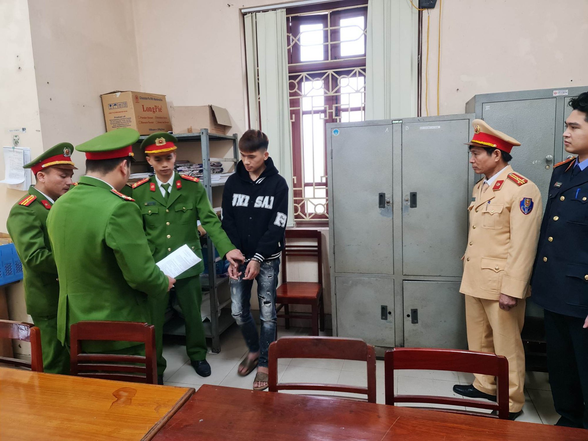 Thái Nguyên:
Bắt giam thanh niên giả ông già Noel bốc đầu xe máy đăng Clip trên mạng xã hội - Ảnh 1.