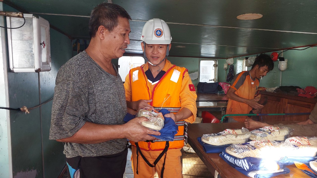 Hành trình xuyên đêm, vượt sóng lớn cứu 6 ngư dân trên tàu cá trôi dạt - Ảnh 4. Hành trình xuyên đêm, vượt sóng lớn cứu 6 ngư dân trên tàu cá trôi dạt - Ảnh 4.