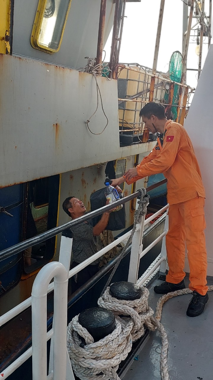 Hành trình xuyên đêm, vượt sóng lớn cứu 6 ngư dân trên tàu cá trôi dạt - Ảnh 5. Hành trình xuyên đêm, vượt sóng lớn cứu 6 ngư dân trên tàu cá trôi dạt - Ảnh 5.