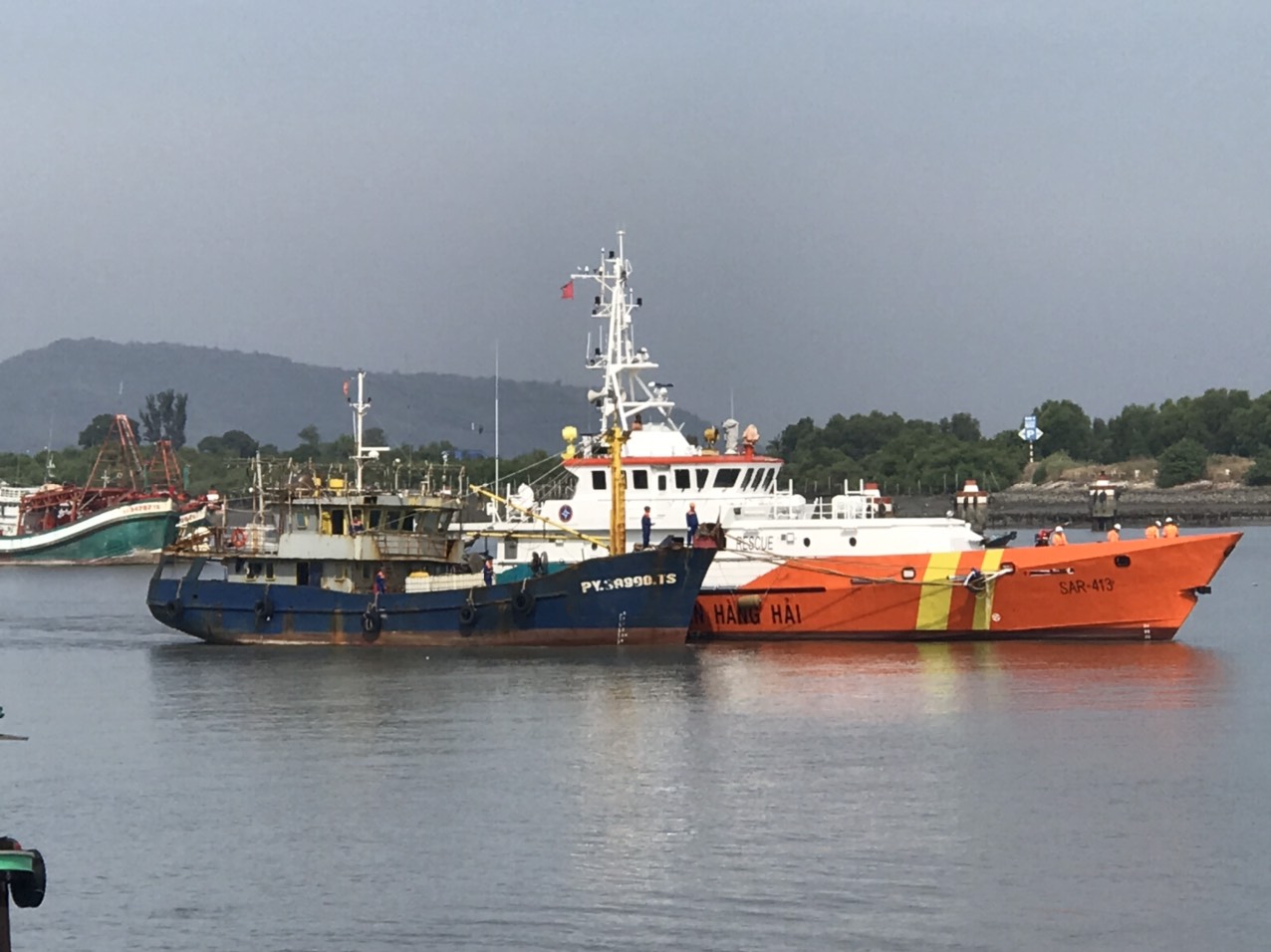 Hành trình xuyên đêm, vượt sóng lớn cứu 6 ngư dân trên tàu cá trôi dạt - Ảnh 6. Hành trình xuyên đêm, vượt sóng lớn cứu 6 ngư dân trên tàu cá trôi dạt - Ảnh 6.