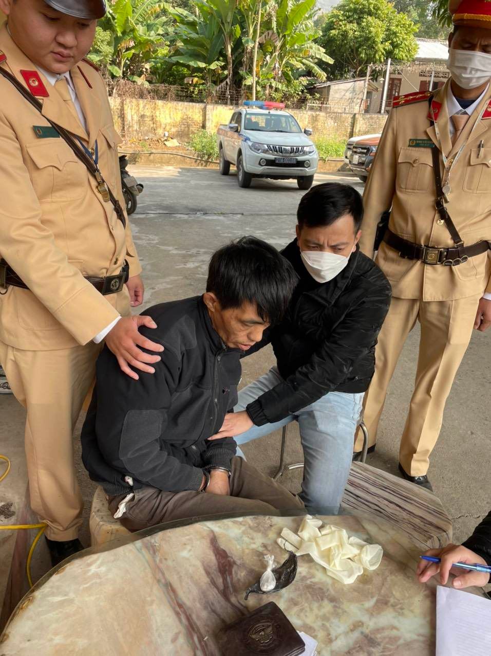 Yên Bái: CSGT phối hợp công an địa bàn chặn bắt đối tượng tàng trữ ma tuý trên quốc lộ  - Ảnh 1.