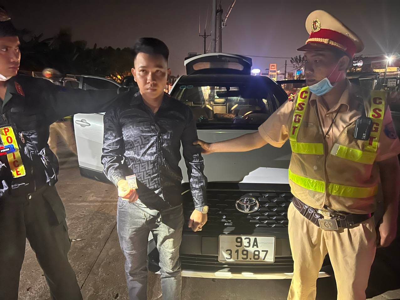 CSGT kiểm tra phát hiện lái xe ô tô sử dụng ma túy và còn tàng trữ ma túy - Ảnh 1.