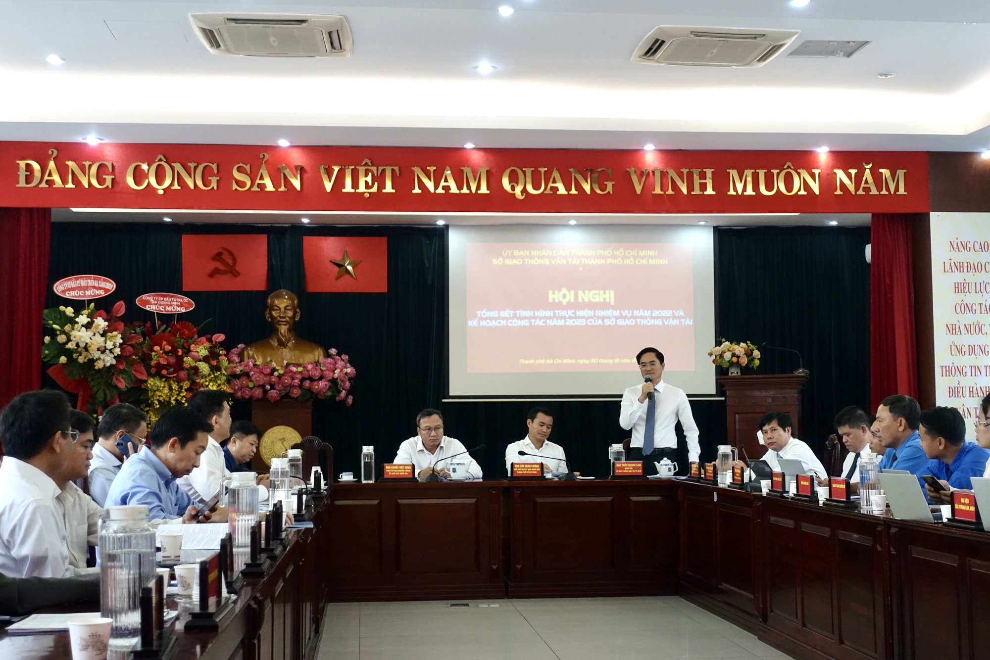 TP.HCM: Tăng cường lực lượng, hỗ trợ các trung tâm đăng kiểm để phục vụ người dân - Ảnh 1.