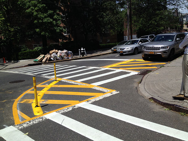 3 cách giảm TNGT cho người đi bộ - Ảnh 1. 3 cách giảm TNGT cho người đi bộ - Ảnh 1.