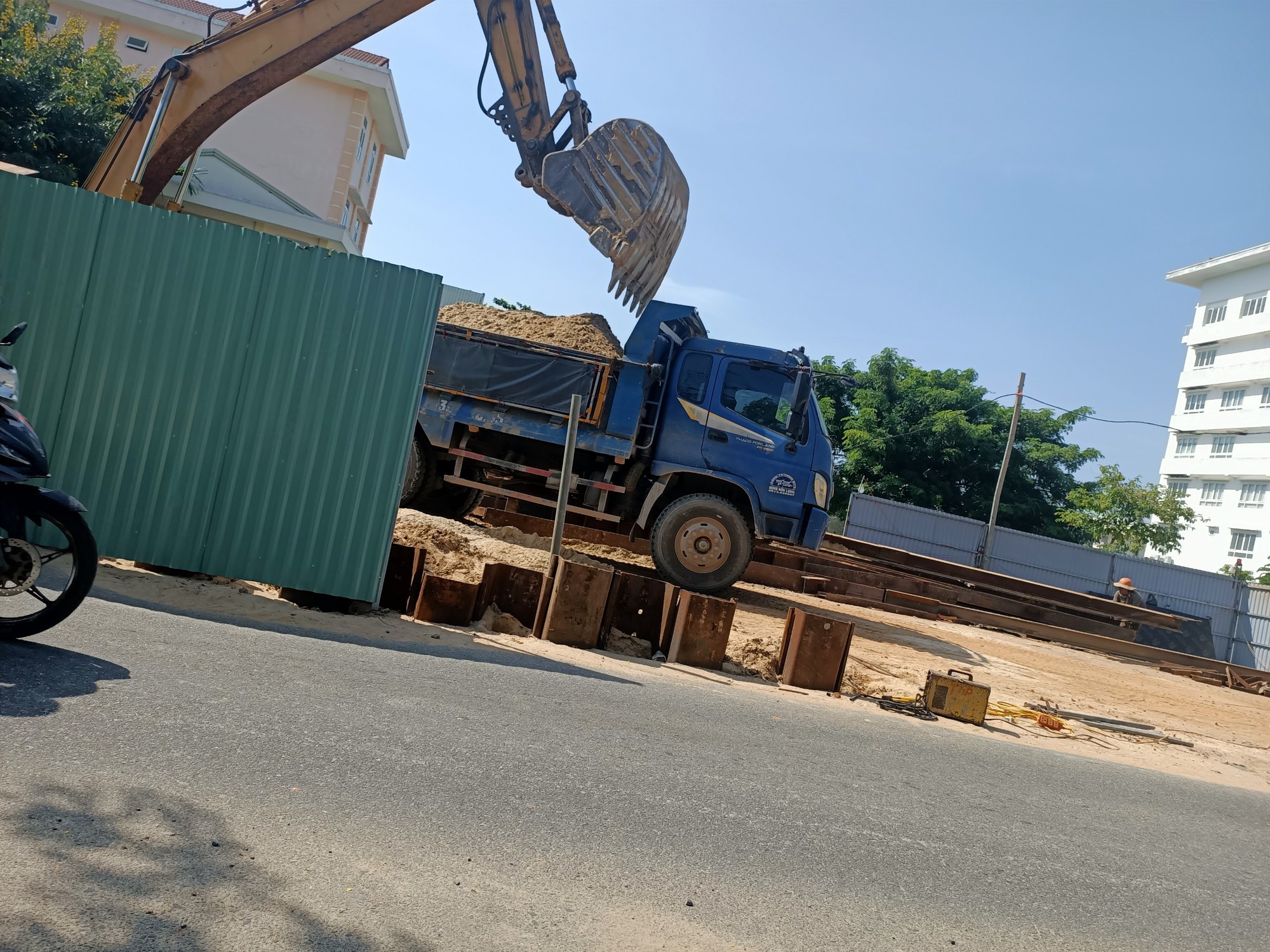Xe ben chở đất cát thi công dự án thu gom nước thải ở Đà Nẵng gây mất ATGT, vệ sinh môi trường - Ảnh 2.