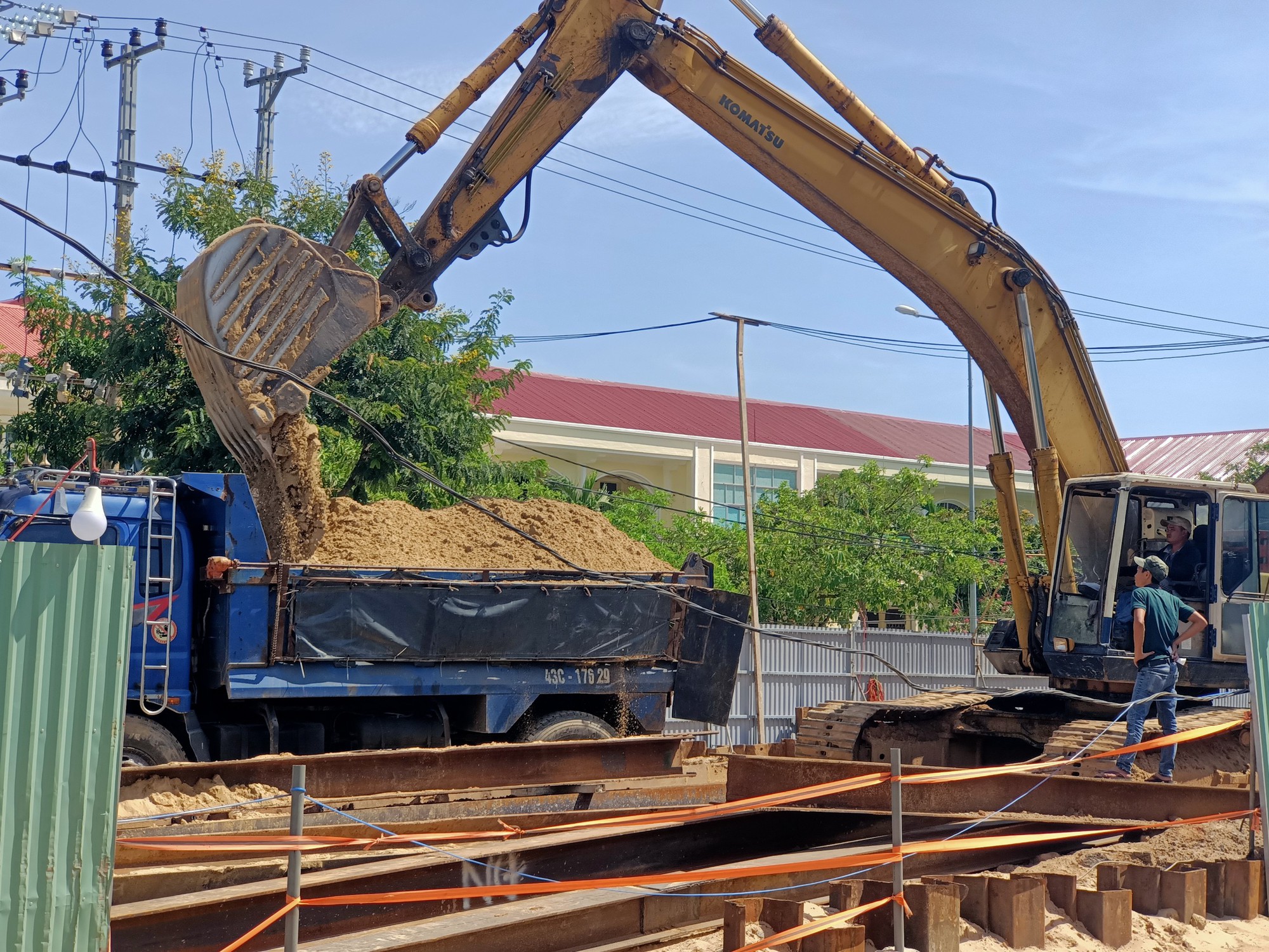 Xe ben chở đất cát thi công dự án thu gom nước thải ở Đà Nẵng gây mất ATGT, vệ sinh môi trường - Ảnh 1.