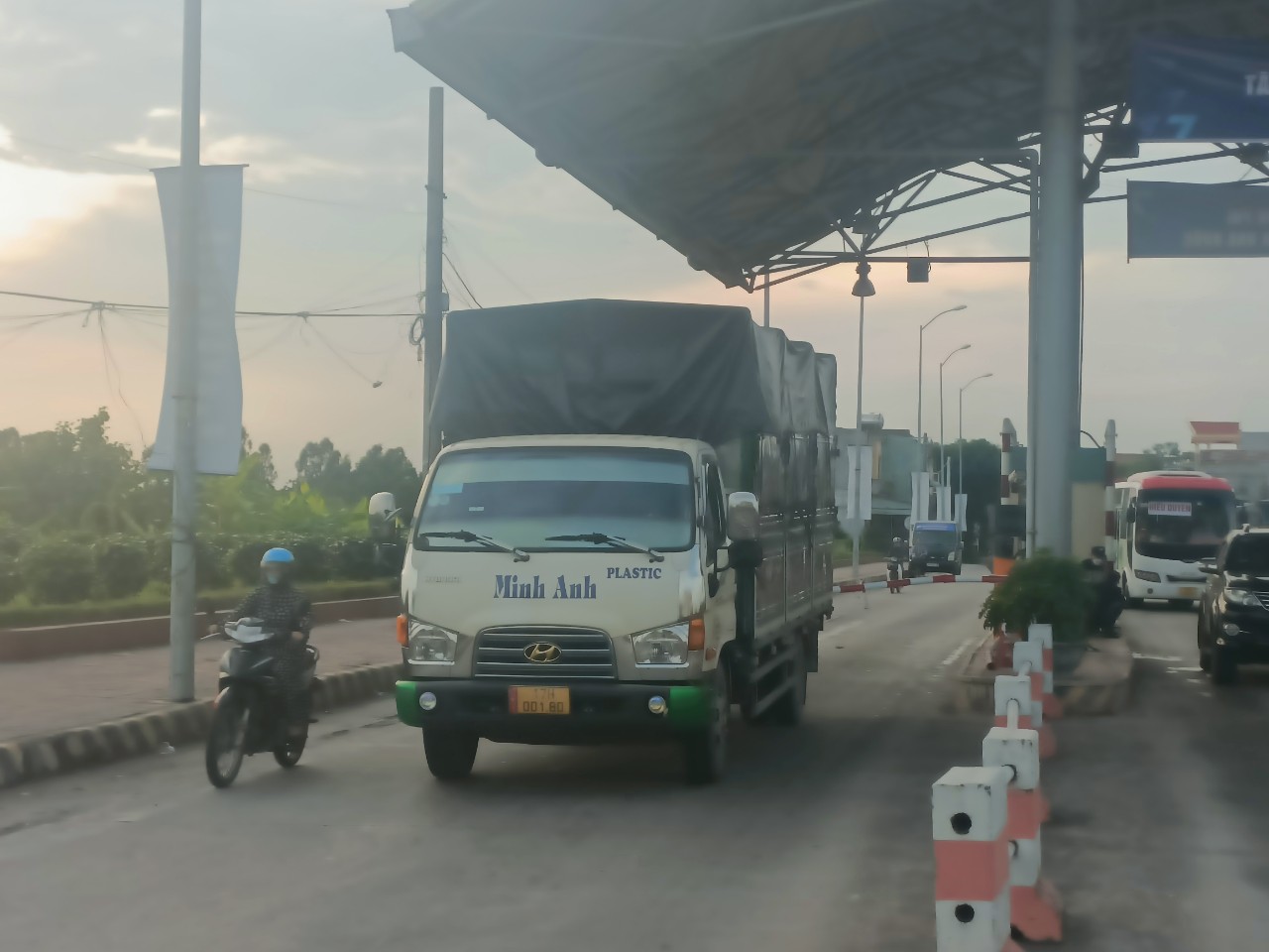 Phương tiện tham gia giao thông qua trạm BOT Km13+250 đường 39B đã thông thoáng trở laị