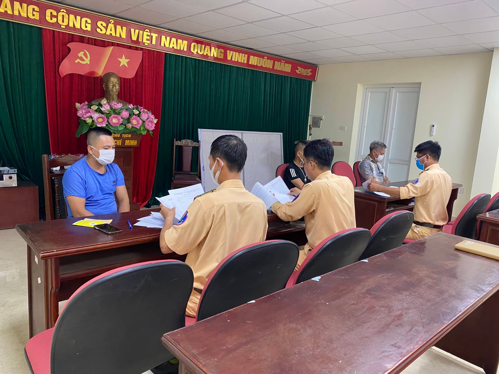 Khởi tố 3 đối tượng vụ xe khách lạng lách trên cao tốc Hà Nội – Thái Nguyên - Ảnh 2.