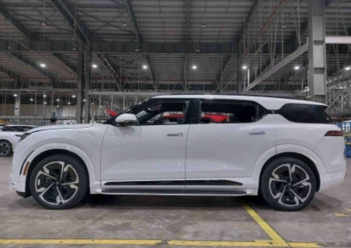 VinFast VF 9 lộ diện tại nhà máy, sẵn sàng tới tay khách hàng - Ảnh 3.