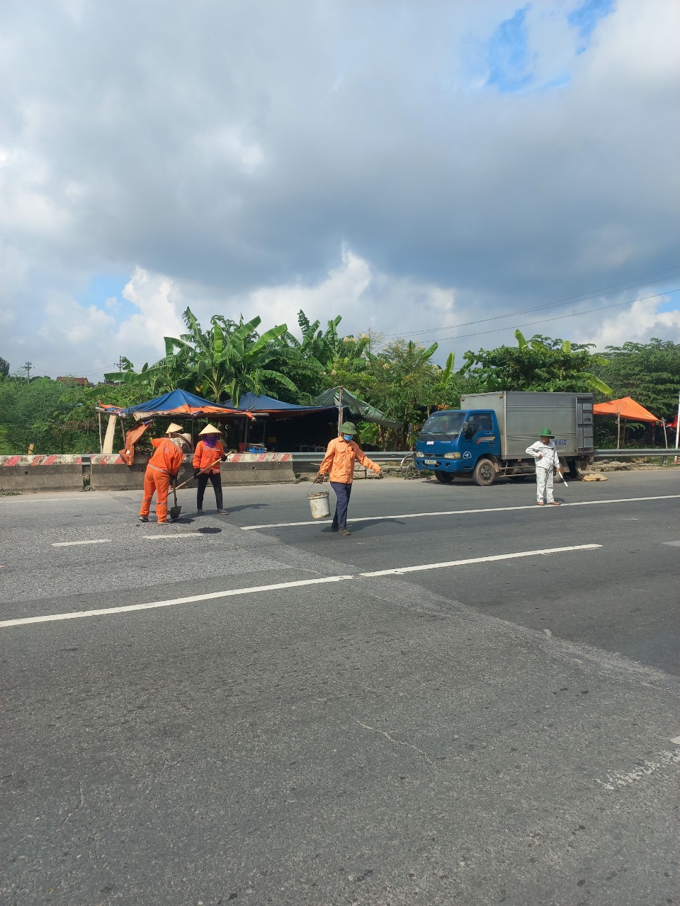 Bảo đảm giao thông êm thuận, an toàn trên QL2 - Ảnh 2. Bảo đảm giao thông êm thuận, an toàn trên QL2 - Ảnh 2.