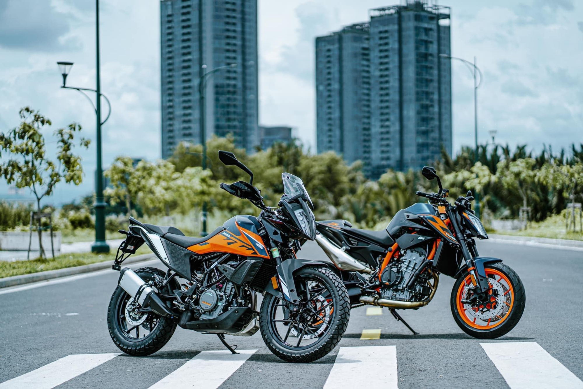 KTM ra mắt 2 mẫu mô tô mới tại Việt Nam: Giá từ 236 triệu đồng - Ảnh 1.