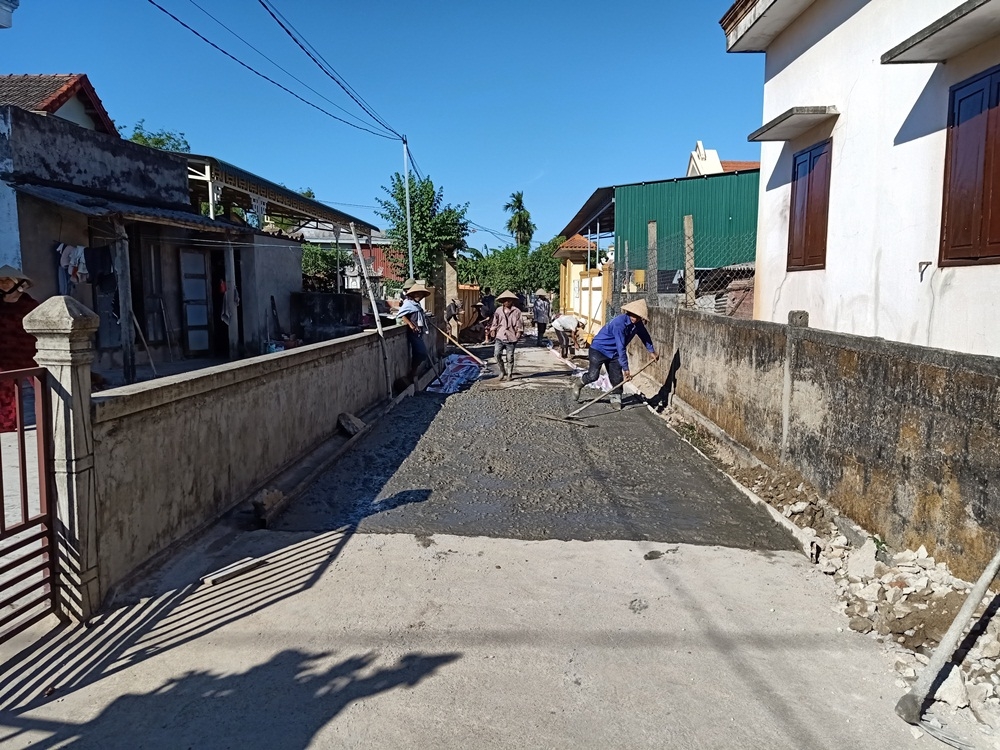 Thi công đường giao thông nông thôn ở địa bàn huyện Triệu Phong, tỉnh Quảng Trị