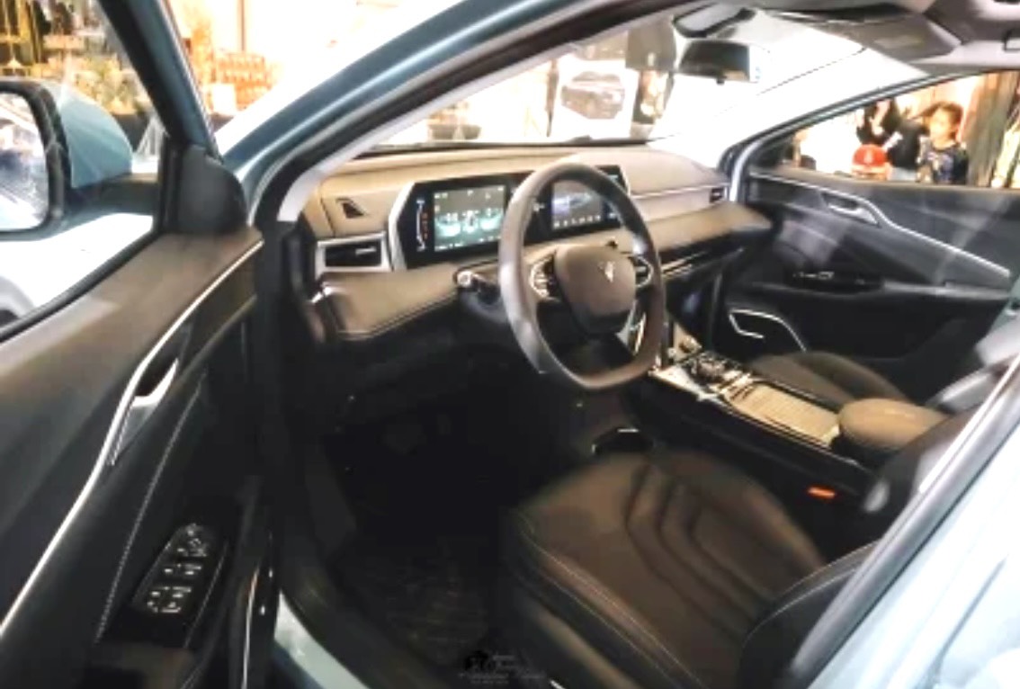 Mẫu SUV cỡ C chạy điện của Trung Quốc vừa ra mắt tại Lào, có Logo khá giống xe VinFast? - Ảnh 4. Mẫu SUV cỡ C chạy điện của Trung Quốc vừa ra mắt tại Lào, có Logo khá giống xe VinFast? - Ảnh 4.