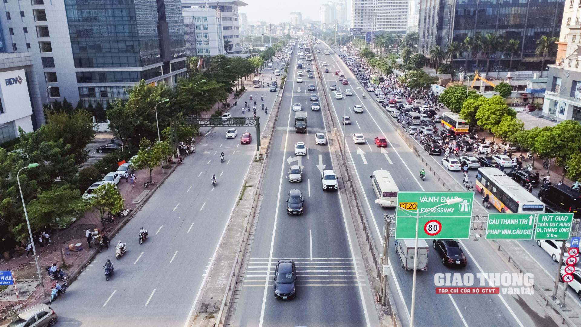 Môtô CSGT tuần tra, ghi hình để xử phạt trên đường vành đai 3 TP.Hà Nội - Ảnh 1.