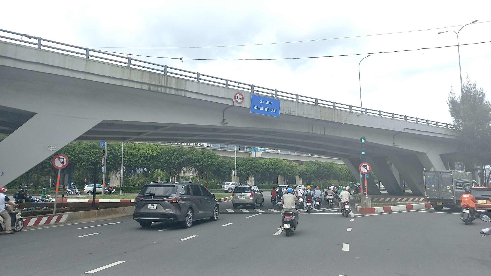 TP.HCM cấm tất cả phương tiện lưu thông để sửa chữa cầu vượt Nguyễn Hữu Cảnh - Ảnh 1.