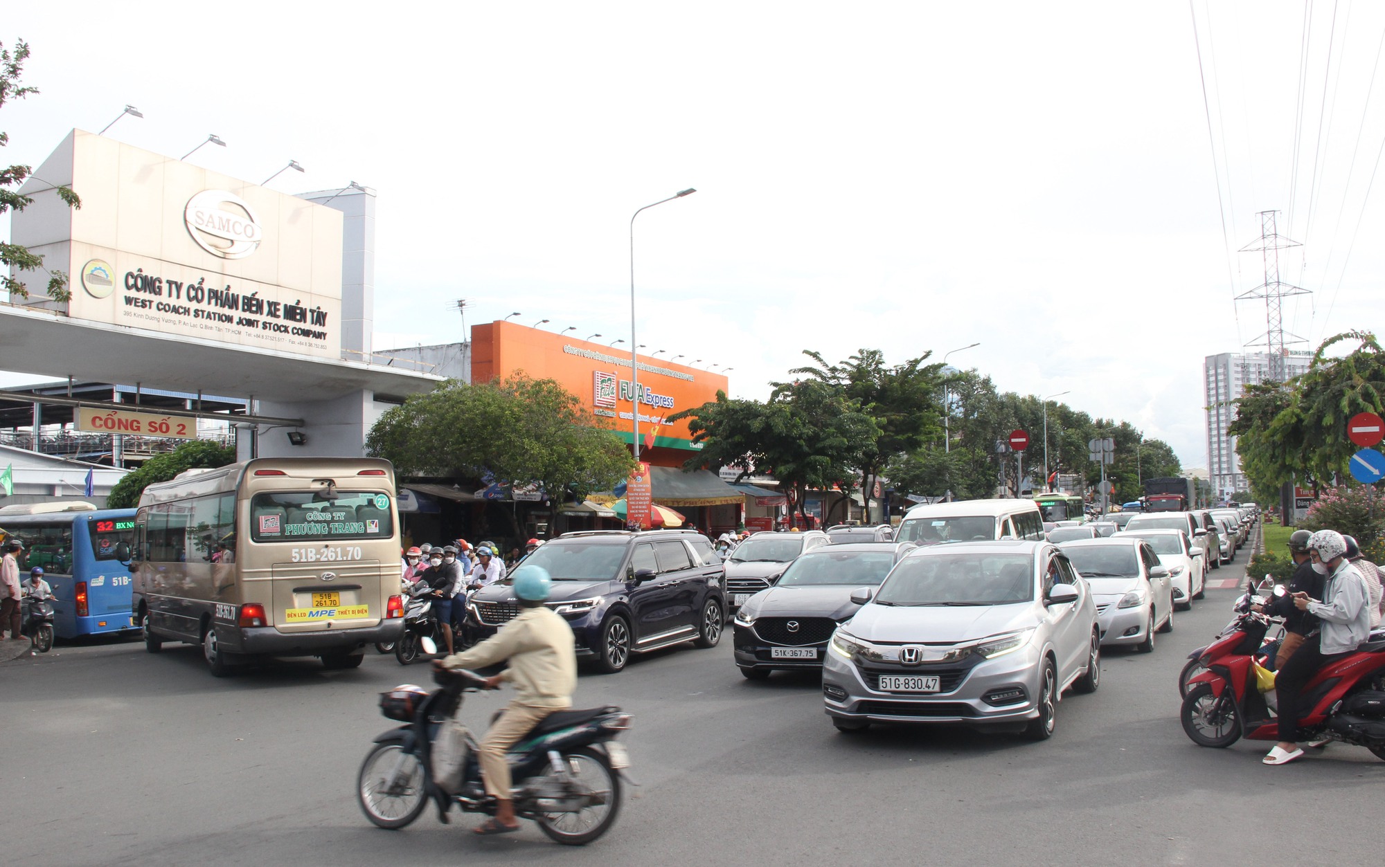 Người dân ùn ùn trở lại TP.HCM kẹt xe trước Bến xe Miền Tây - Ảnh 2.