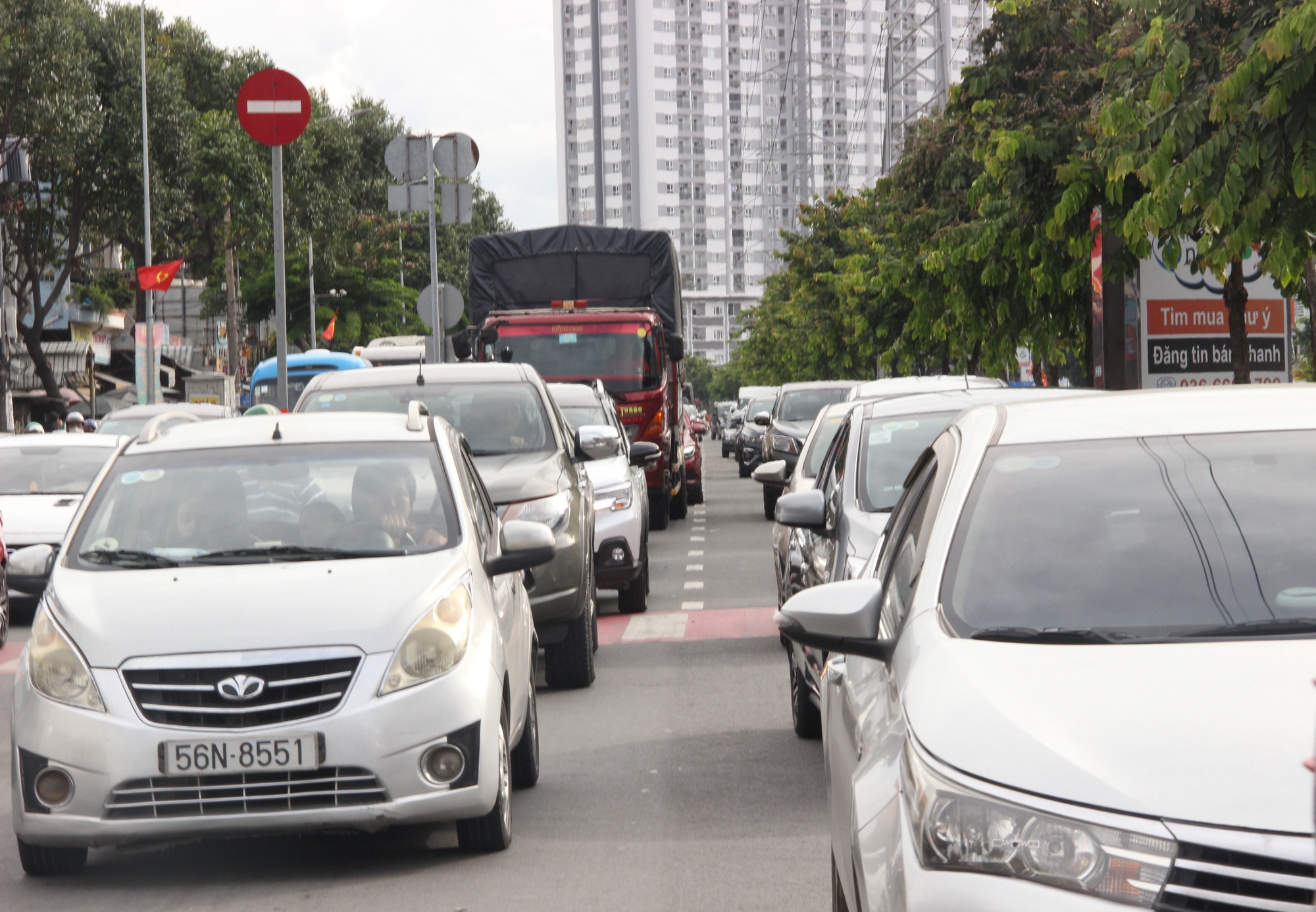 Người dân ùn ùn trở lại TP.HCM kẹt xe trước Bến xe Miền Tây - Ảnh 3.