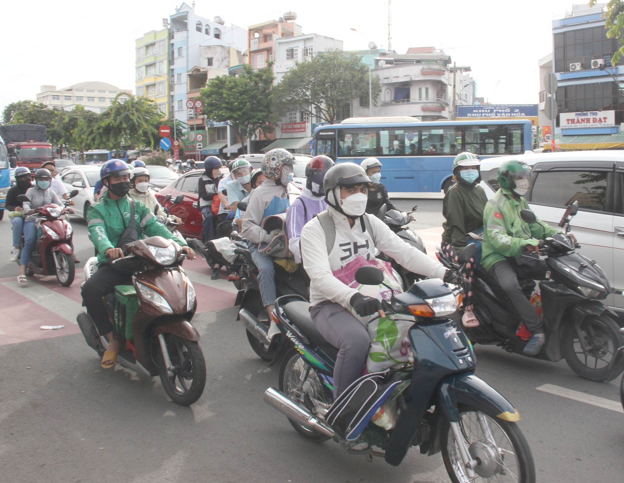 Người dân ùn ùn trở lại TP.HCM kẹt xe trước Bến xe Miền Tây - Ảnh 6.