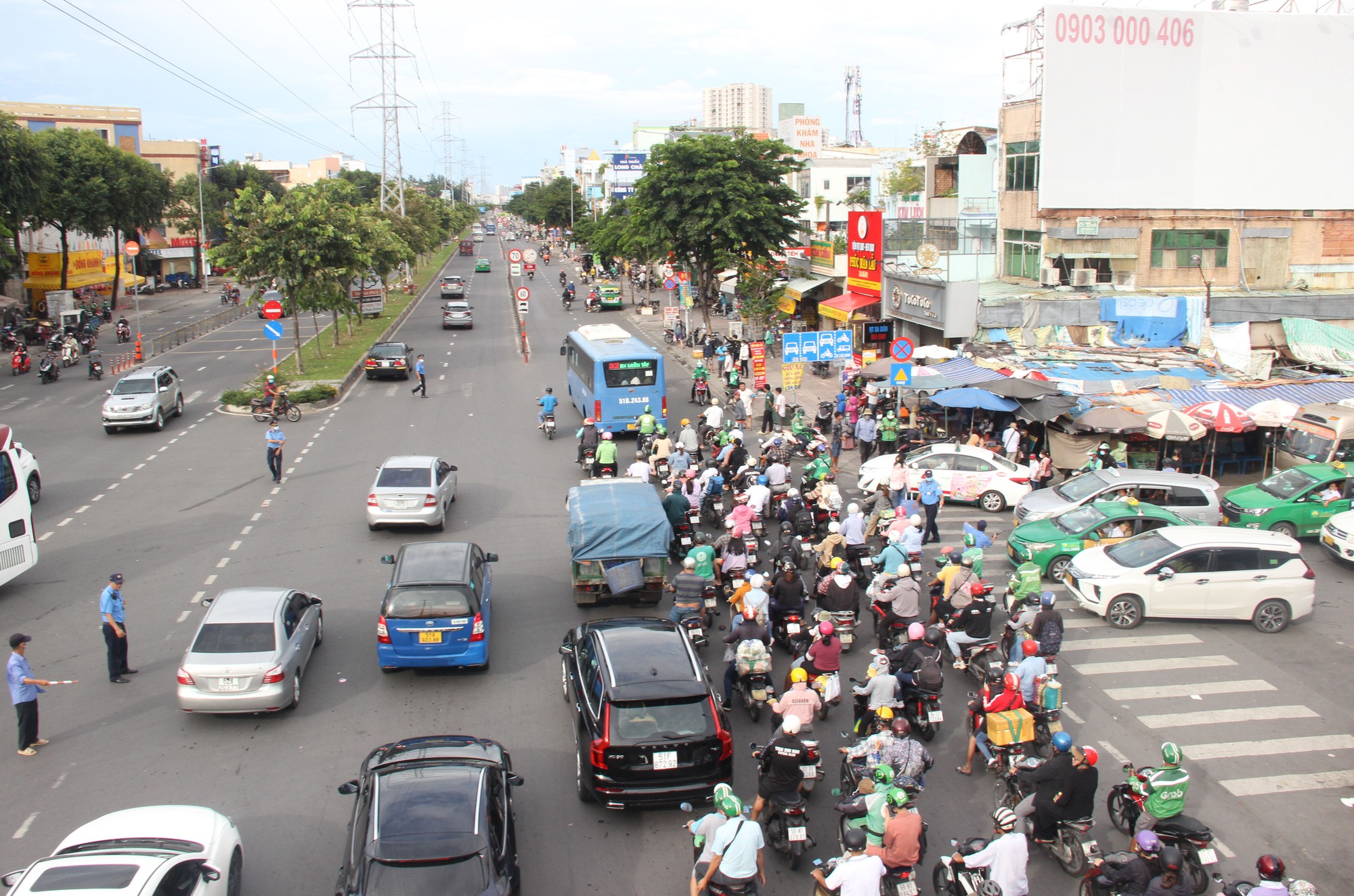 Người dân ùn ùn trở lại TP.HCM kẹt xe trước Bến xe Miền Tây - Ảnh 8.
