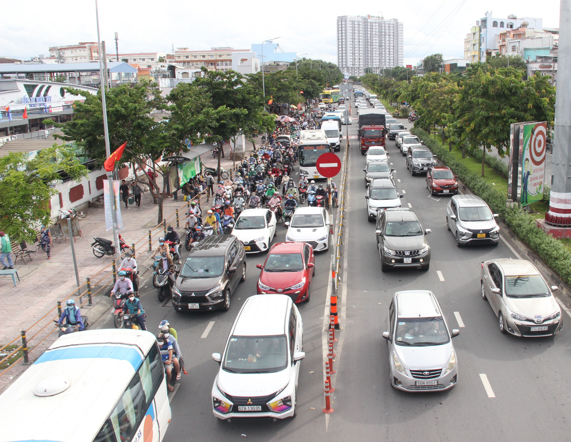 Người dân ùn ùn trở lại TP.HCM kẹt xe trước Bến xe Miền Tây - Ảnh 4.
