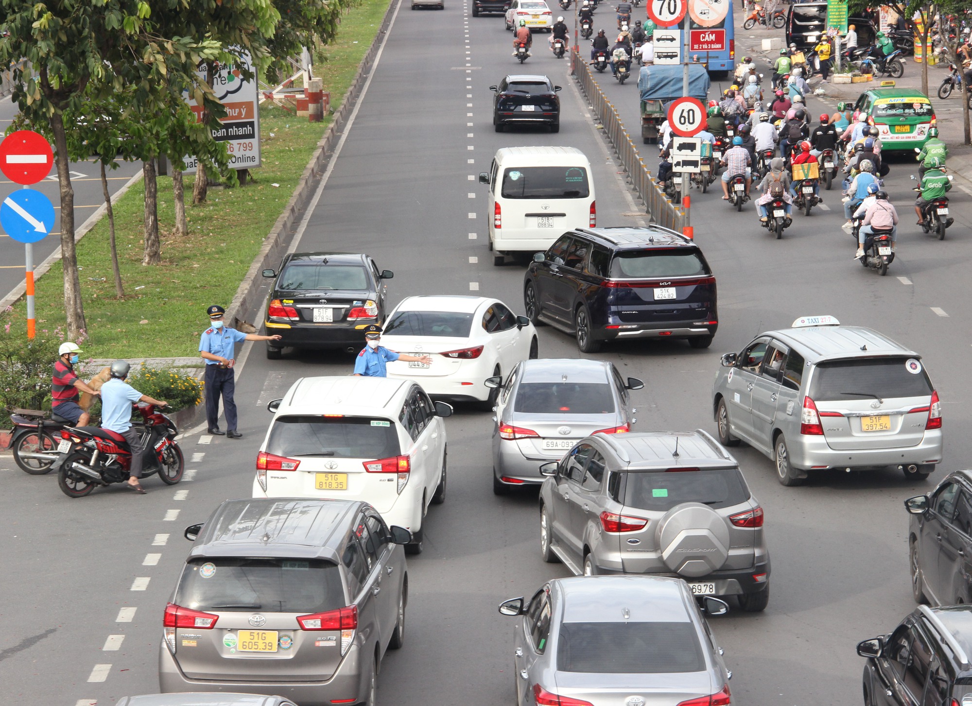 Người dân ùn ùn trở lại TP.HCM kẹt xe trước Bến xe Miền Tây - Ảnh 10.