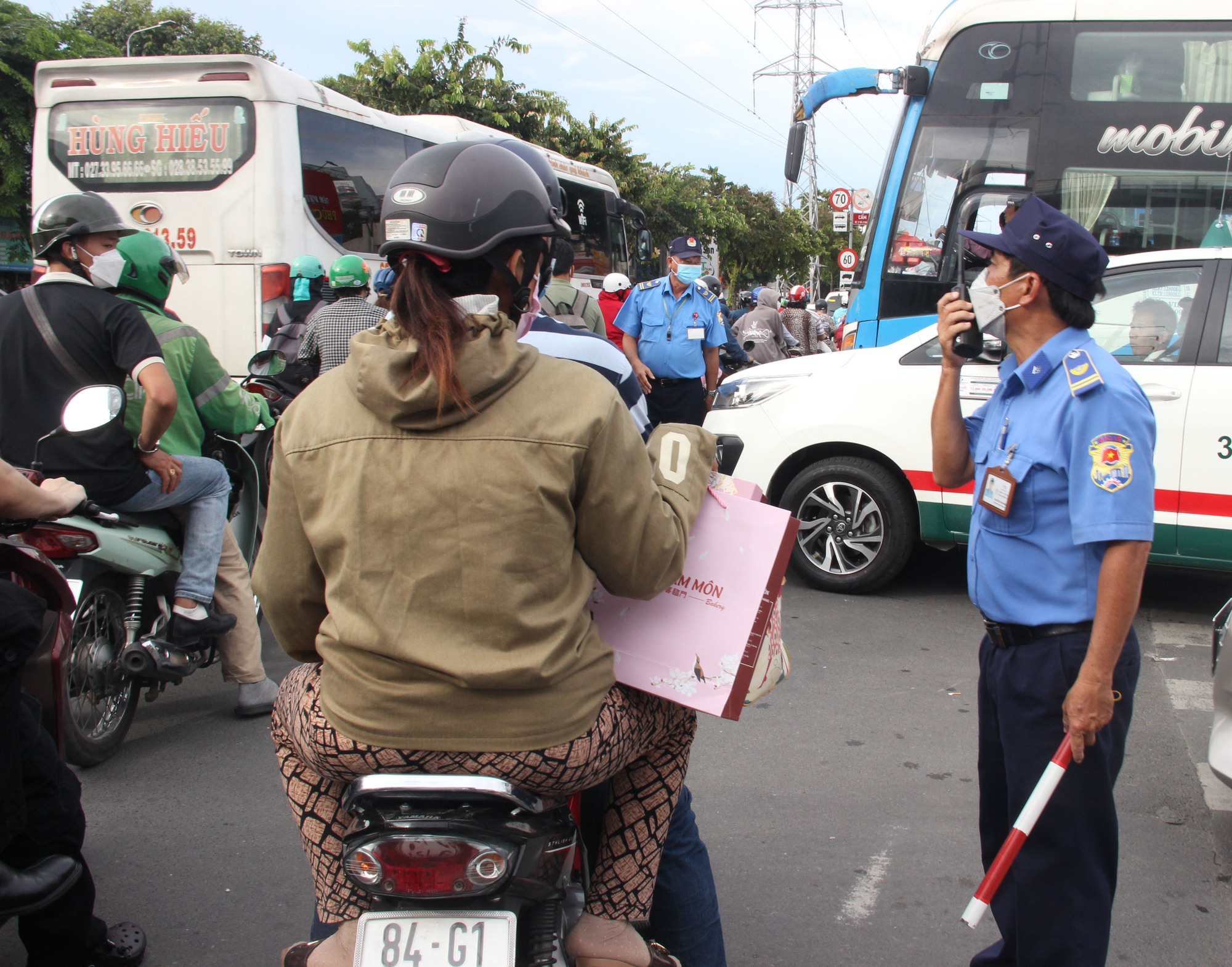 Người dân ùn ùn trở lại TP.HCM kẹt xe trước Bến xe Miền Tây - Ảnh 9.