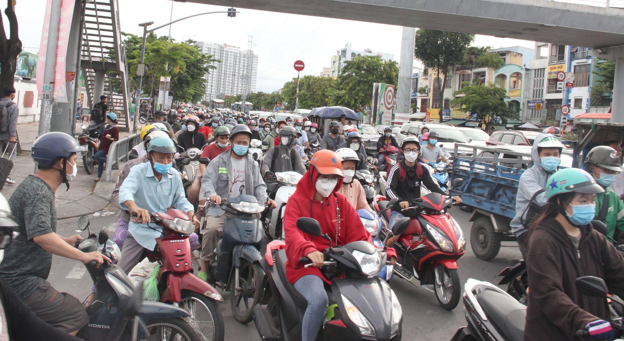 Người dân ùn ùn trở lại TP.HCM kẹt xe trước Bến xe Miền Tây - Ảnh 1.