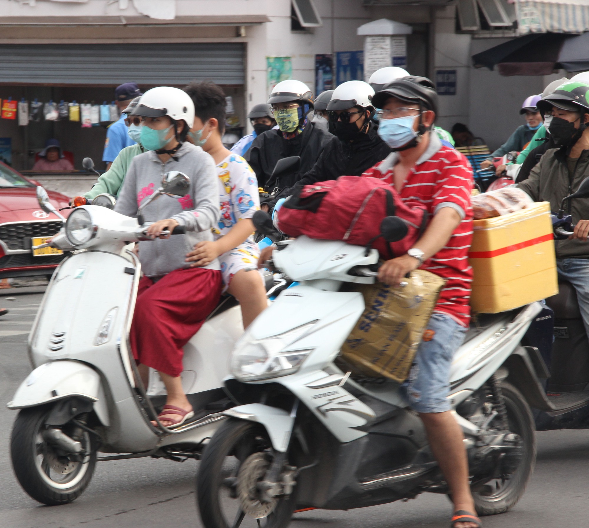 Người dân ùn ùn trở lại TP.HCM kẹt xe trước Bến xe Miền Tây - Ảnh 7.