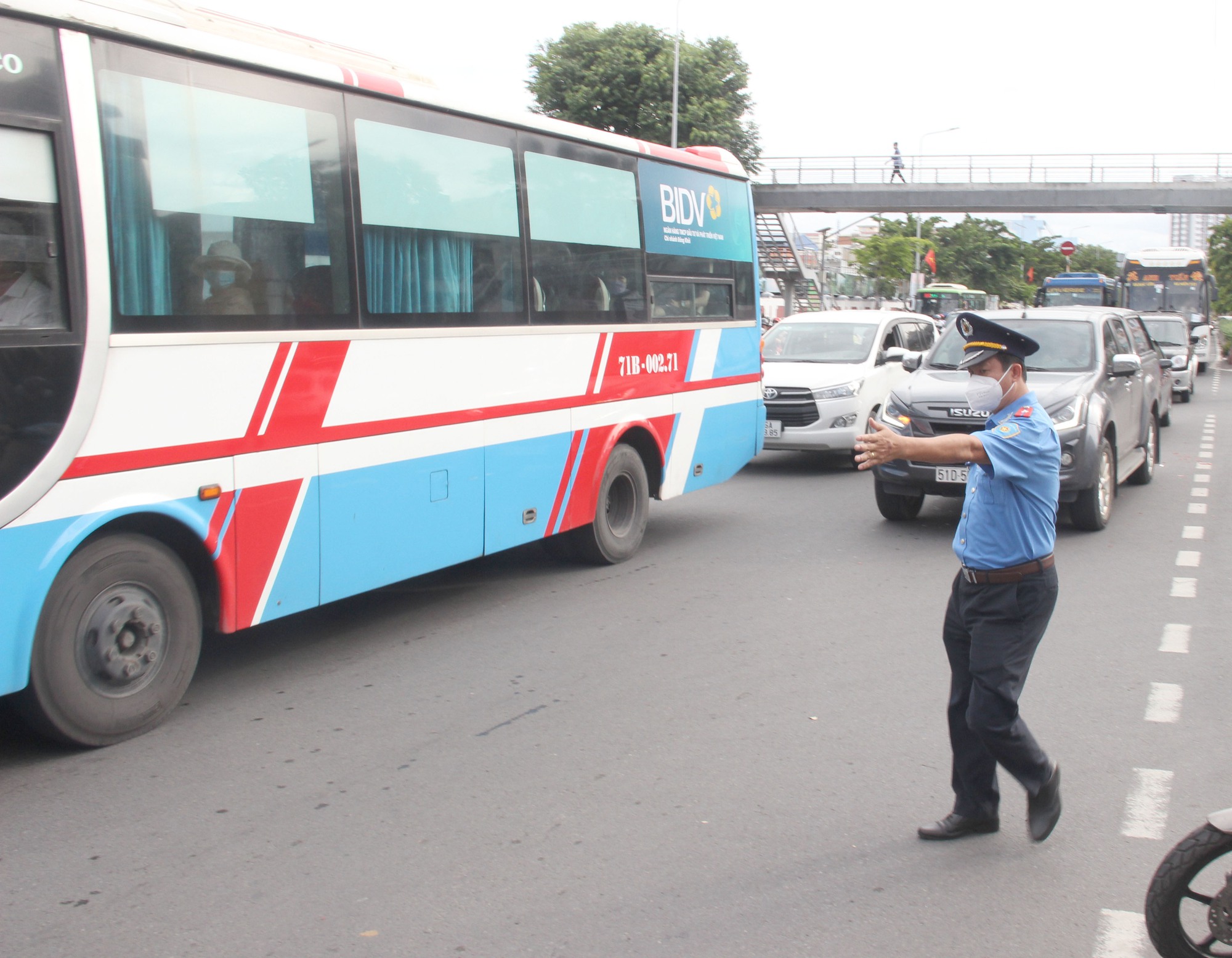 Người dân ùn ùn trở lại TP.HCM kẹt xe trước Bến xe Miền Tây - Ảnh 11.