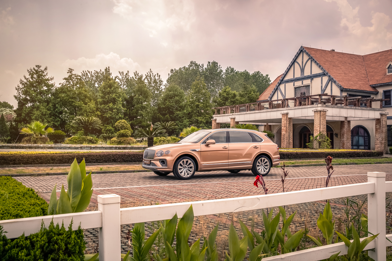 Bently Bentayga EWB 2023 chính thức mở bán tại Việt Nam giá thấp nhất 18,526 tỷ đồng - Ảnh 2.