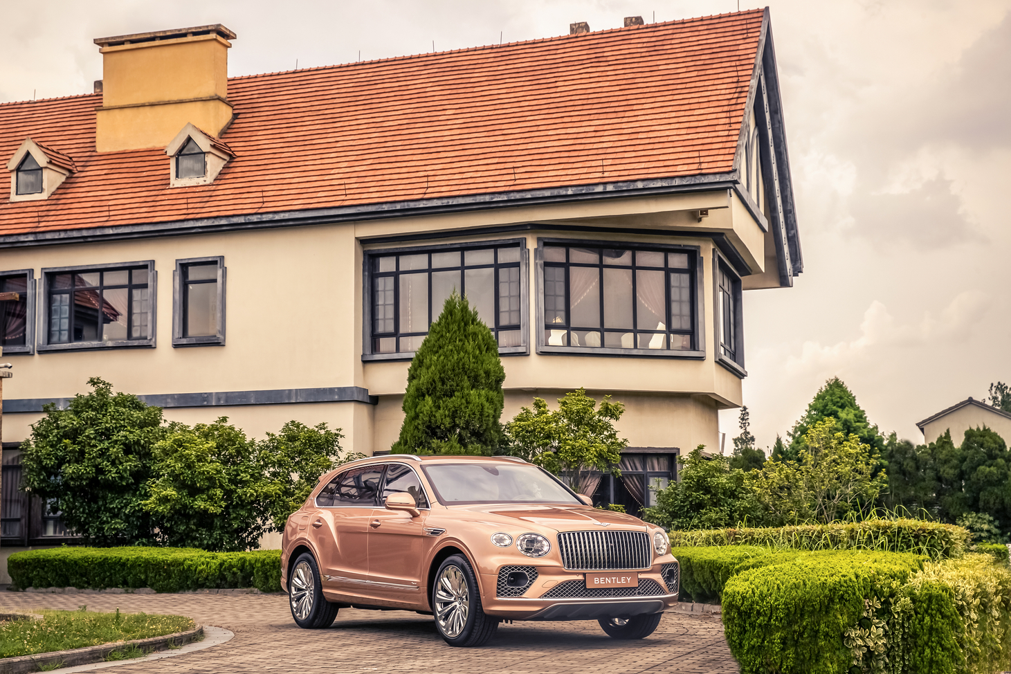 Bently Bentayga EWB 2023 chính thức mở bán tại Việt Nam giá thấp nhất 18,526 tỷ đồng - Ảnh 1.