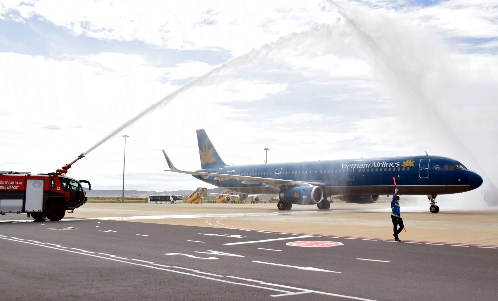 Loạt chuyến bay quốc tế đến sân bay Cam Ranh ngày đầu năm 2023 - Ảnh 2.