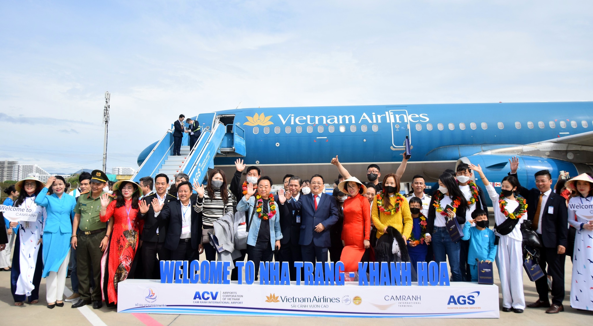 Loạt chuyến bay quốc tế đến sân bay Cam Ranh ngày đầu năm 2023 - Ảnh 3.