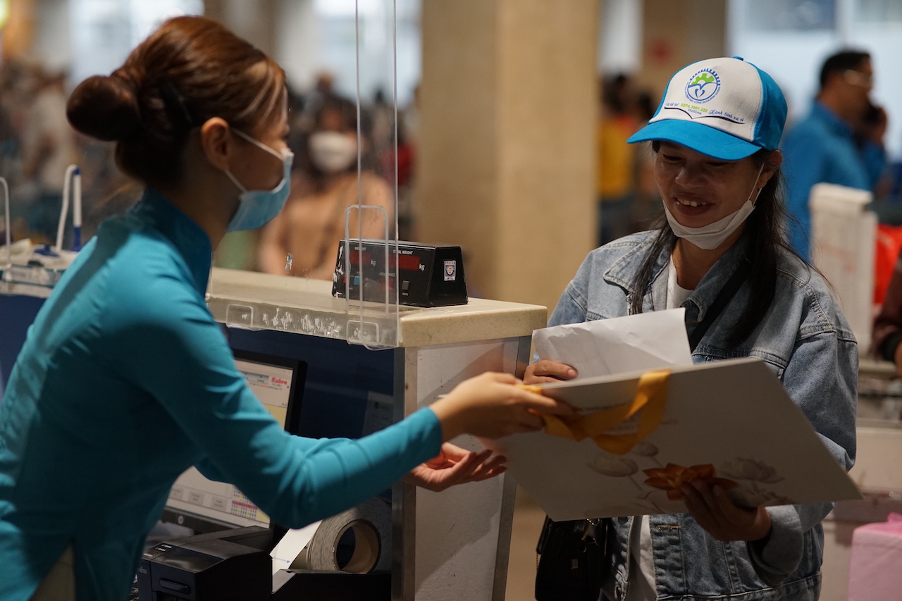 Xúc động hình ảnh hàng trăm lao động nghèo về quê đón Tết trên "Chuyến bay mơ ước"
- Ảnh 3. Xúc động hình ảnh hàng trăm lao động nghèo về quê đón Tết trên "Chuyến bay mơ ước"
- Ảnh 3.