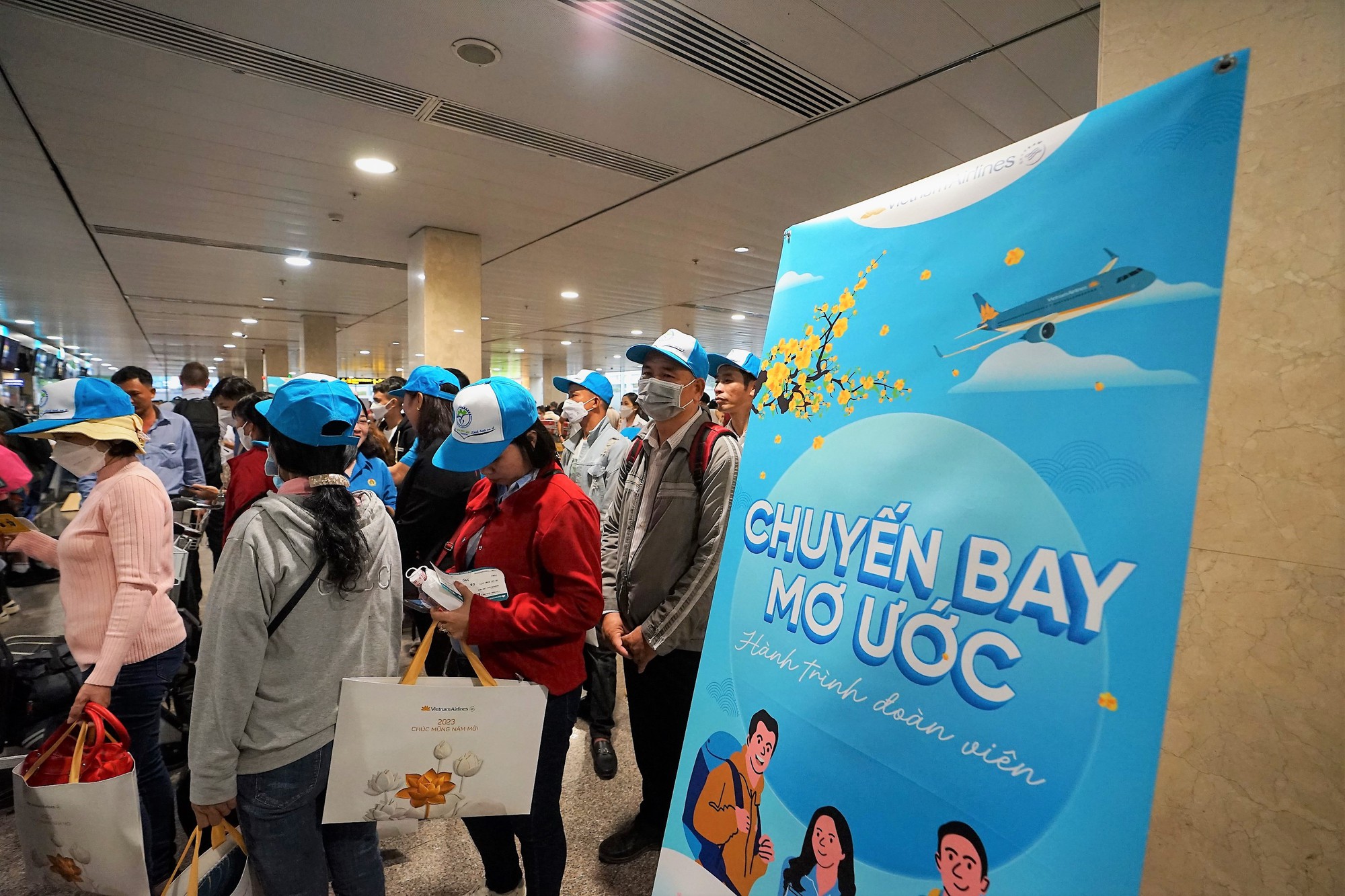 Xúc động hình ảnh hàng trăm lao động nghèo về quê đón Tết trên "Chuyến bay mơ ước"
- Ảnh 1. Xúc động hình ảnh hàng trăm lao động nghèo về quê đón Tết trên "Chuyến bay mơ ước"
- Ảnh 1.