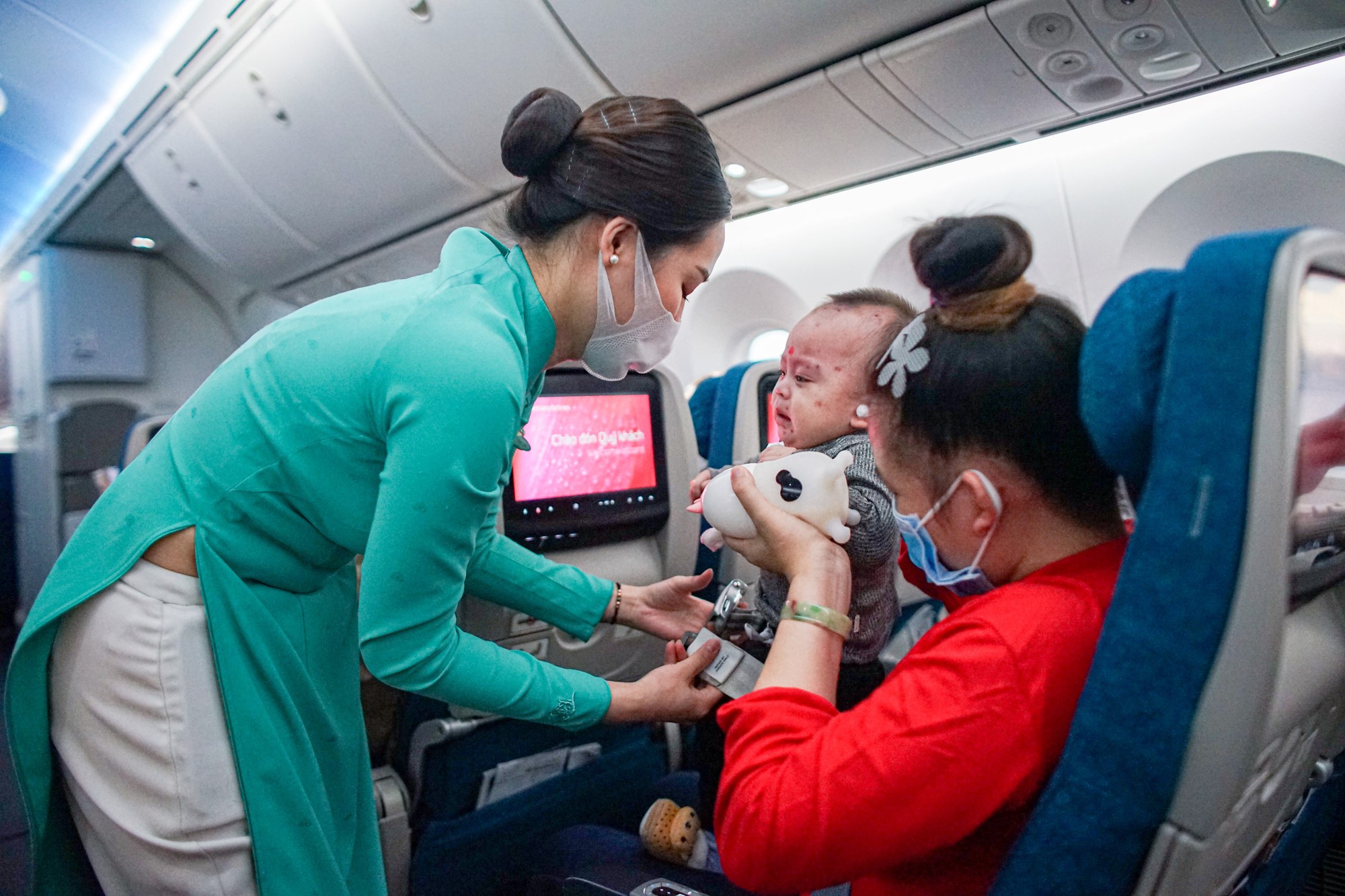 Xúc động hình ảnh hàng trăm lao động nghèo về quê đón Tết trên "Chuyến bay mơ ước"
- Ảnh 7. Xúc động hình ảnh hàng trăm lao động nghèo về quê đón Tết trên "Chuyến bay mơ ước"
- Ảnh 7.