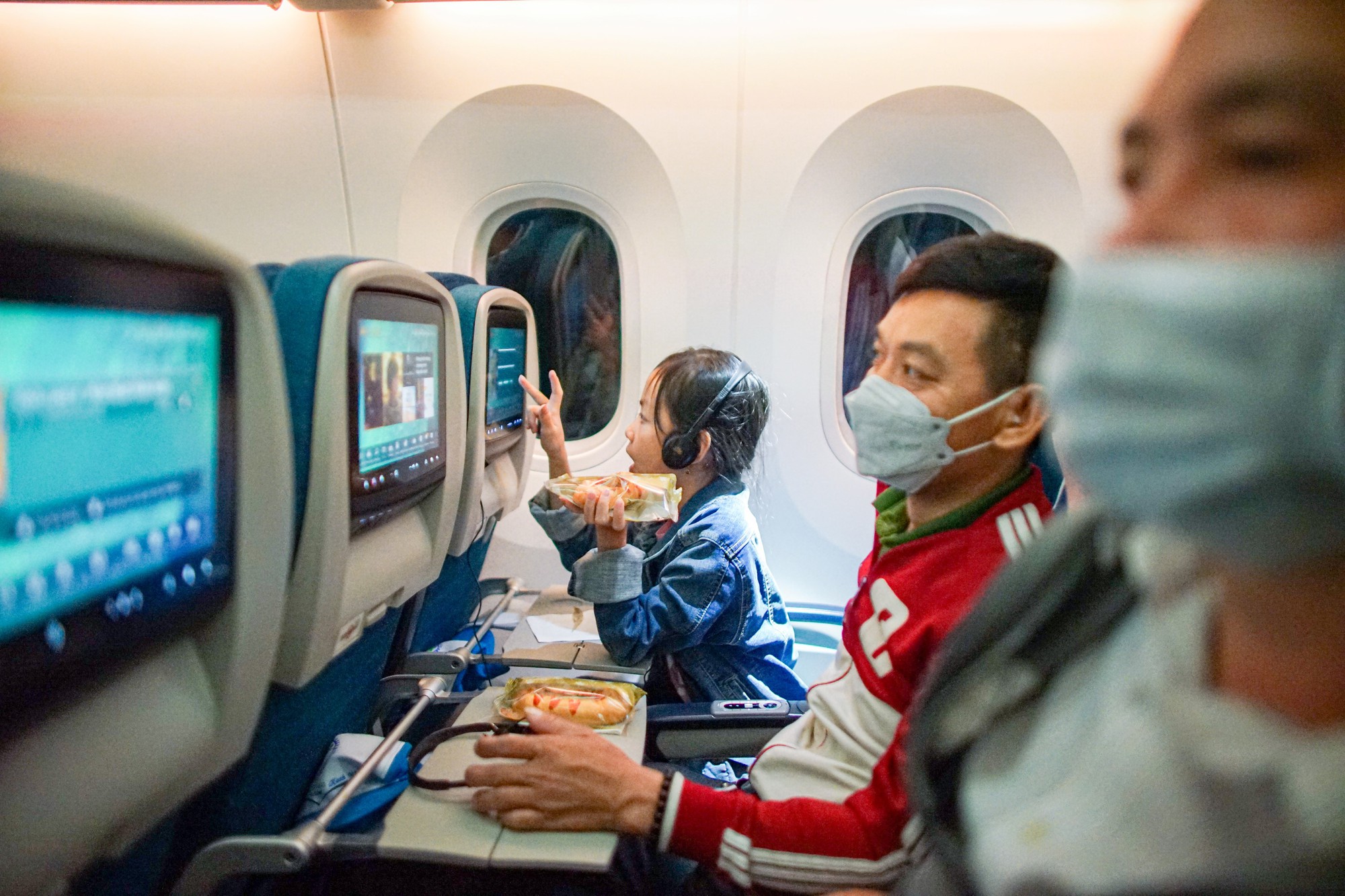 Xúc động hình ảnh hàng trăm lao động nghèo về quê đón Tết trên "Chuyến bay mơ ước"
- Ảnh 8. Xúc động hình ảnh hàng trăm lao động nghèo về quê đón Tết trên "Chuyến bay mơ ước"
- Ảnh 8.