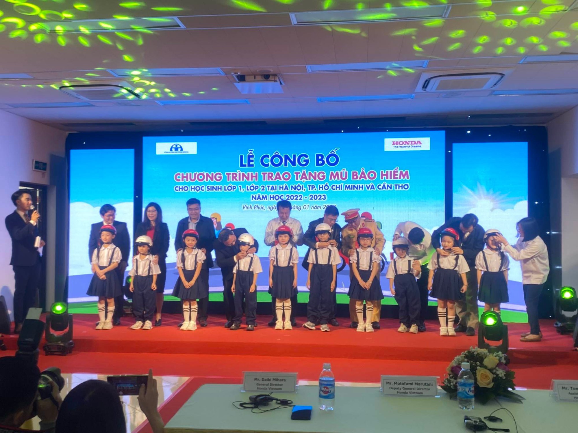 Trao tặng 620 nghìn MBH cho học sinh Hà Nội, TP HCM và Cần Thơ - Ảnh 1. Trao tặng 620 nghìn MBH cho học sinh Hà Nội, TP HCM và Cần Thơ - Ảnh 1.